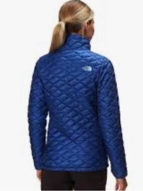 The North Face Women's M Quilted thermalball stow packable travel Jacket